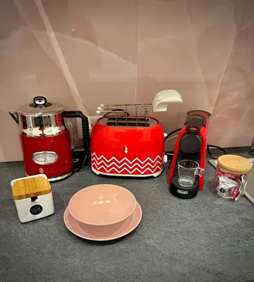 a counter with two toasters and a toaster and plates at Céntrico, coqueto y vintage in Valencia