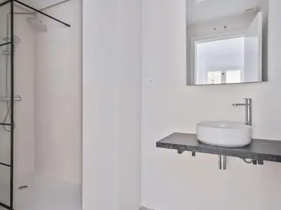 a white bathroom with a sink and a mirror at Loft Temporal a 2 min de Playa de Sagunto A1 in Puerto de Sagunto