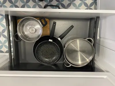 two pots and pans in a drawer in a kitchen at ALZIRA BONITA Apto con terraza y cama balinesa les barraques in Alzira