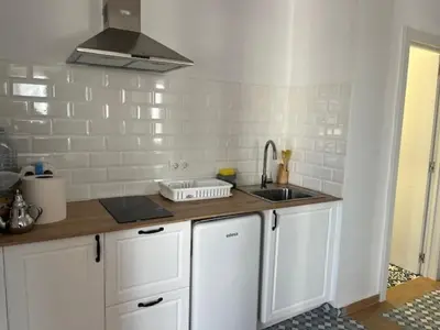 a kitchen with white cabinets and a sink at ALZIRA BONITA APARTAMENTO CON DOS HABITACIONES CON VISTAS AL RiO JUCAR in Alzira
