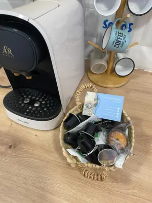 a basket of items sitting next to a toaster at ALZIRA BONITA APARTAMENTO CON DOS HABITACIONES CON VISTAS AL RiO JUCAR in Alzira