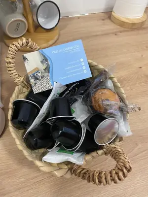 a basket filled with sunglasses and a book on a floor at ALZIRA BONITA APARTAMENTO CON DOS HABITACIONES CON VISTAS AL RiO JUCAR in Alzira