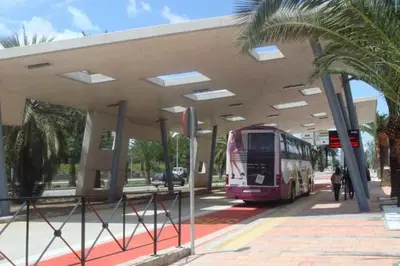 a bus is parked at a bus stop at ALZIRA BONITA APARTAMENTO CON DOS HABITACIONES CON VISTAS AL RiO JUCAR in Alzira
