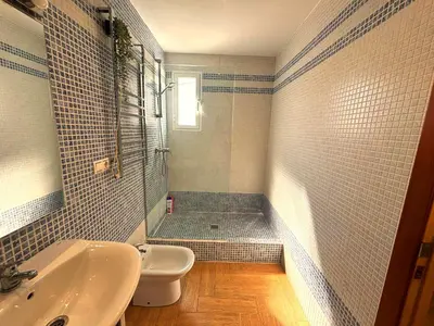 a bathroom with a sink and a toilet and a shower at Encantador piso en Benimaclet in Valencia