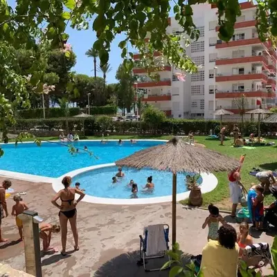 Estupendo apartamento con piscina y vistas al mar