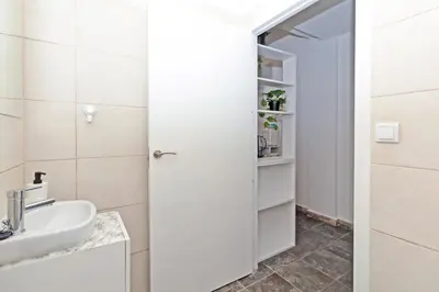 a bathroom with a sink and a mirror at GuestReady - Apartamento en Benicalap in Valencia