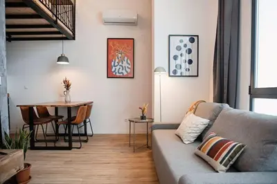 a living room with a couch and a table at Lofts JM Orense D Amplio y cercano a la playa in Valencia