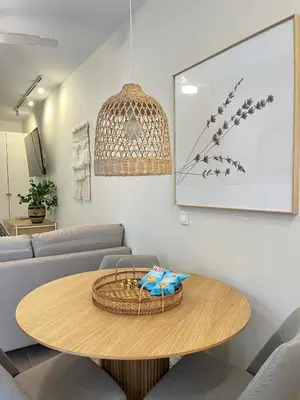a living room with a table and a couch at loft con wifi lavadora secadora cama agradable muy proximo valencia in Benimamet