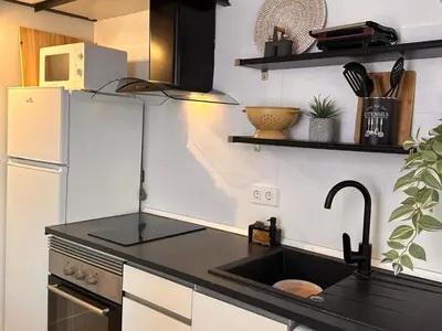 a kitchen with a sink and a refrigerator at Apartaestudio muy próximo Valencia in Burjasot
