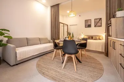 a living room with a couch and a table and chairs at Чудовий новий Лофт поруч з містом наук in Valencia