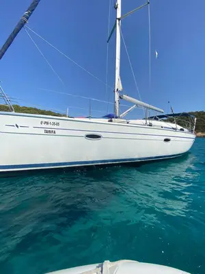 a white boat is docked in the water at Velero en puerto de valencia in Pinedo