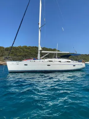 a white sailboat in the water on the ocean at Velero en puerto de valencia in Pinedo