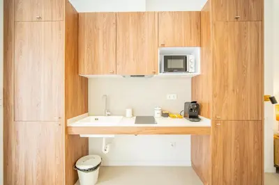 a kitchen with a sink and a microwave at VLC HOST- Islas Canarias in Valencia