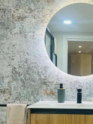 a bathroom with a mirror and a sink at Gran apartamento a pie de calle in Valencia