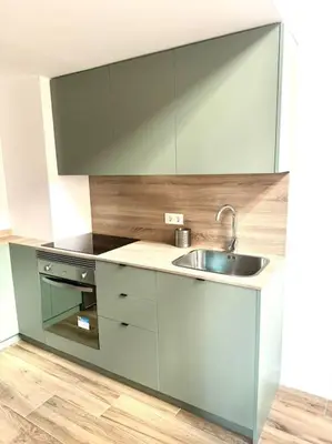a kitchen with a sink and a large mirror at Gran apartamento a pie de calle in Valencia