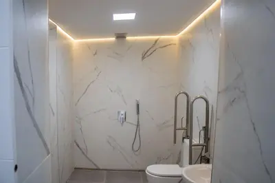 a white bathroom with a toilet and a sink at Acogedor estudio en el Centro de Valencia in Valencia
