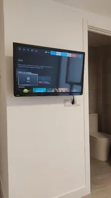 a flat screen tv on top of a white wall at B2, Estudio independiente junto Aeropuerto Valencia in Manises