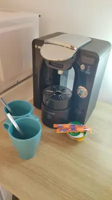a coffee maker and two bowls on a counter at B2, Estudio independiente junto Aeropuerto Valencia in Manises