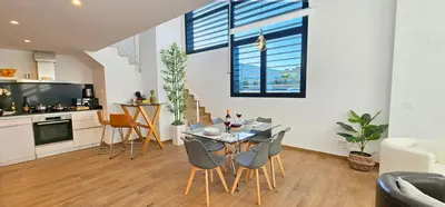 a kitchen and dining room with a table and chairs at Apartamento Ciudad de Las Ciencias - Apartamento Ciudad de Les Arts in Valencia