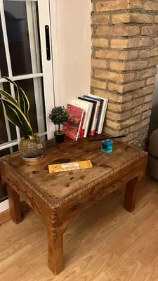 a wooden coffee table with books on top of it at Precioso apartamento al lado de la Ciudad de las Artes in Valencia