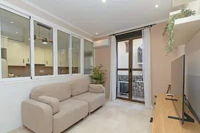 a living room with a couch and a tv at GuestReady - Urban retreat in Valencia in Valencia