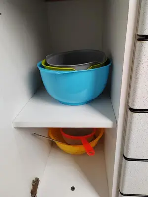 a blue bowl on a shelf in a kitchen at Vacances à la plage in Puerto de Sagunto