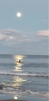 a person swimming in the ocean with a frisbee at Vacances à la plage in Puerto de Sagunto
