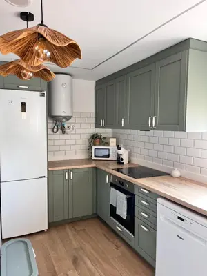 a kitchen with green cabinets and a white refrigerator at 1Apartamento con piscina 2 linea de playa con acc valencia in Puzol
