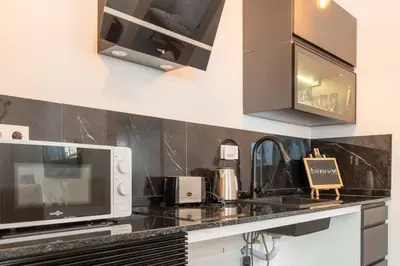 a kitchen with a counter top with a microwave at Conectado y Moderno, ven a VLC! in Valencia