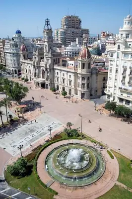 a large fountain in a city with buildings at Estudio Cama King in Valencia