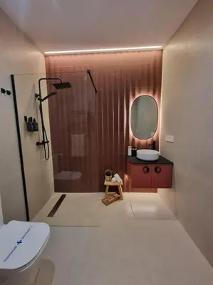 a bathroom with a shower and a toilet and a sink at SANCHEZ Y LASERNA STAYS Moderno Apartamento en Valencia in Valencia