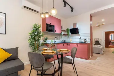a kitchen and a dining room with a table and chairs at SANCHEZ Y LASERNA STAYS Moderno Apartamento en Valencia in Valencia
