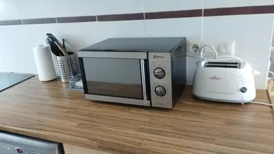 a microwave sitting on top of a kitchen counter at Apartamento ÉLITE en Cullera playa San Antonio in Cullera