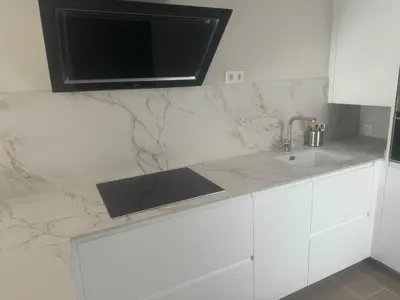 a kitchen counter with a sink and a microwave at Ca Maruja in Cullera