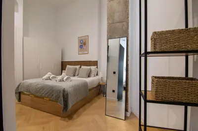 a bedroom with a large bed and a mirror at Luxe Appartement in Valencia - Dichtbij strand in Valencia