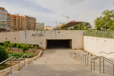 an entrance to a tunnel in a city at Apartamento acogedor frente a Plaza del Cedro in Valencia