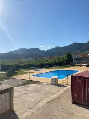 an empty swimming pool with a mountain in the background at Ático en el casco histórico con increibles vistas de montaña in Higueruelas