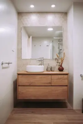 a bathroom with a sink and a mirror at Nuevo y acogedor loft en Amistat in Valencia