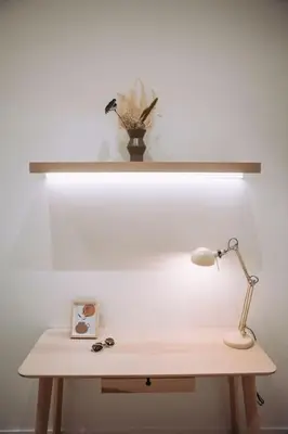 a desk with a lamp and a shelf on a wall at Nuevo y acogedor loft en Amistat in Valencia