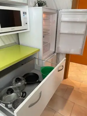 a stove in a kitchen with a green counter top at Habitación Matrimonio en vivienda para compartir recién reformada in Valencia