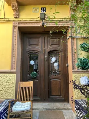 a table and chairs in front of a building at 1- Habitación interior con aire acondicionado y con baño independiente in Valencia
