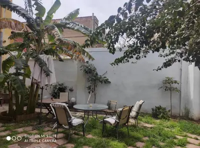 a patio with a table and chairs in a yard at 1- Habitación interior con aire acondicionado y con baño independiente in Valencia
