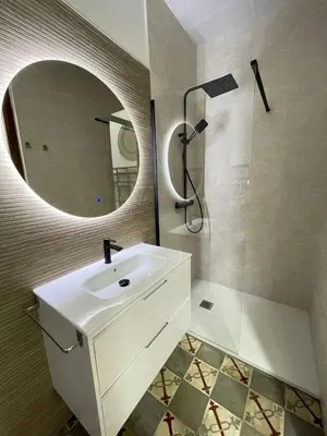 a white bathroom with a sink and a mirror at Casa del Cabanal La Playa Azul cobalto in Valencia