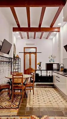 a dining room with a table and chairs and a kitchen at Casa del Cabanal La Playa Azul cobalto in Valencia