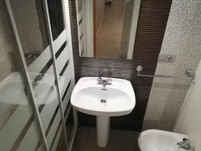 a bathroom with a sink and a mirror at Apartamento Gutenberg in Valencia