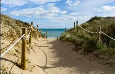 a beach with the ocean and a blue sky at Che Loft! Artes y Ciencias in Valencia