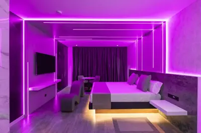 a purple room with a bed and a tv at Motel JOC in Valencia