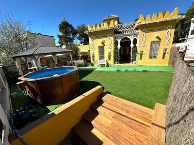 a large house with a swimming pool in the yard at Vacansis Chalet 3 Vedat in Torrent