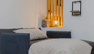 a living room with a bed and a mirror at Loft bien equipado - Lavavajillas, tostadora, secador, in Valencia