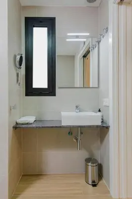a bathroom with a sink and a mirror at Loft bien equipado - Lavavajillas, tostadora, secador, in Valencia